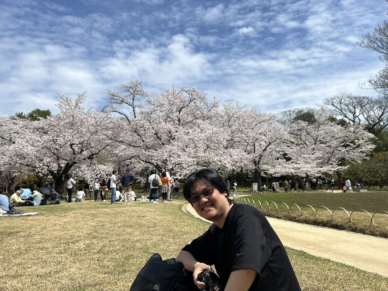 Yasuyuki vor der Blütenpracht der Kirschbäume im Korakuen, einem der berühmtesten Gärten Japans.